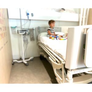 Natalia Sánchez Instagram - ¡Hoy vuelven a ingresar en el hospital a este chiquitin para hacerle pruebas de alergia! ¡Y aquí estaremos todo el día! Aun que ya es la segunda vez que venimos, no puedo evitar estar un poco nerviosa cada vez que le dan un trocito de pescado, esperando que no le de reacción! Por supuesto, hemos vuelto a traer una maleta llena de sus juguetes preferidos que, sumados a los que hay en el hospital y a los “palla-pupas”(los payasos del hospital🤡🤹‍♂️) hacen la espera más amena!
No puedo parar de pensar en tod@s las familias y en tod@s l@s peques que, por desgracia, tienen que pasar horas, días o incluso meses en un hospital… Os mando un abrazo gigante y muchísimo ánimo. 🙏❤️
Gracias una vez más a todo el personal de la @sjdhospitalbarcelona por vuestro trato y vuestro cariño con todos los peques de la planta, aun que cada uno está aquí por cosas diferentes, les dais el mismo cariño y mimo a tod@s… Sois l@s mejores…

PD:He de reconocer que hoy estoy un poco más nerviosa porque Lia está con la adaptación de P3 y, aun que está yendo bastante bien, estoy un poco revuelta por no poderla acompañar…¡Soy bastante dramática, ya lo sabéis…!🤷‍♀️¡Madre mía!Cómo sufrimos las madres por todo! ¡Qué horror!🤦‍♀️😂

PD2: Para las que me preguntáis: Le están haciendo pruebas de alergia al pescado plano(lenguado, gallo, etc…) ya llevamos varias tomas y, de momento, todo va bien! ¡deseadnos suerte!🤞🐟🤞🐟