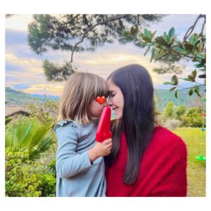 Natalia Sánchez Instagram - 4 AÑAZOS ya…Después de toda la semana grabando en Albania, hoy he llegado, directa del avión, justo a tiempo para soplar las velas y comerme a besos a este pequeño ser maravilloso…🙏❤️🎂Y, mientras volaba, he estado mirando fotos del día que nació Lia y no daba crédito… Cuántas emociones, cuántos recuerdos y, cuatro años después, aquí seguimos… ¡aprendiendo y superándonos cada día! Tal día como hoy, de 2019, me cambió la vida. Y lo hizo, afortunadamente, para siempre. ¿Quién nos lo iba decir…? Felices cuatro años a la (pequeña) GRAN mujer de mi vida. Gracias por existir. ❤️🙏