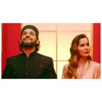Natalia Sánchez Instagram – Volver a compartir plató con estos dos seres maravillosos me removió MUCHO el corazón… Escuchar “¡acción!” 🎥🎬 con mi querido @frnperea delante, mirarle, sonreírle y volver a jugar como hacía 20 años, fue un regalo de los que pasan pocas veces… Éramos los mismos, pero todo era tan diferente… Me hizo pensar en cómo pasa el tiempo, en cuánto hemos cambiado, en cuánto no hemos cambiado, en todo lo que nos ha pasado en estos años y la gran suerte que tuve de que nuestras vidas se cruzaran porque aprendí y compartí TANTO…
Si queréis saber por qué nos volvimos a encontrar, deslizad y subid el volumen… (y al final os he dejado una “sorpresita” del casting de SJK, para que alucinéis un poco…😂) 
Os aseguro que, si fuisteis de l@s que nos acompañasteis en aquella época maravillosa, que fueron Los Serrano, el primer vídeo, os va a tocar el corazón ❤️(y nunca mejor dicho…💔) Y encima con un equipo de personas MARAVILLOSAS a las que quiero y admiro muuuucho y otras que han sido un gran descubrimiento…🙏 Gracias @lalias3 y @frnperea por hacerme partícipe de este viaje!🎪🤹‍♂️¡Os quiero! Y siempre vais a estar en un pedacito muy especial de “Mi corazón” Y, por cierto…. ¡Menudo equipazo! 🎪🤹‍♂️❤️
@roimendez @robertolealg @percebesygrelos @miguel_rellan @mariodelarosa.act @sarasobrehielo @albertoarcosweb