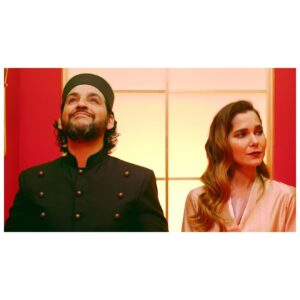 Natalia Sánchez Instagram - Volver a compartir plató con estos dos seres maravillosos me removió MUCHO el corazón… Escuchar “¡acción!” 🎥🎬 con mi querido @frnperea delante, mirarle, sonreírle y volver a jugar como hacía 20 años, fue un regalo de los que pasan pocas veces… Éramos los mismos, pero todo era tan diferente… Me hizo pensar en cómo pasa el tiempo, en cuánto hemos cambiado, en cuánto no hemos cambiado, en todo lo que nos ha pasado en estos años y la gran suerte que tuve de que nuestras vidas se cruzaran porque aprendí y compartí TANTO…
Si queréis saber por qué nos volvimos a encontrar, deslizad y subid el volumen… (y al final os he dejado una “sorpresita” del casting de SJK, para que alucinéis un poco…😂) 
Os aseguro que, si fuisteis de l@s que nos acompañasteis en aquella época maravillosa, que fueron Los Serrano, el primer vídeo, os va a tocar el corazón ❤️(y nunca mejor dicho…💔) Y encima con un equipo de personas MARAVILLOSAS a las que quiero y admiro muuuucho y otras que han sido un gran descubrimiento…🙏 Gracias @lalias3 y @frnperea por hacerme partícipe de este viaje!🎪🤹‍♂️¡Os quiero! Y siempre vais a estar en un pedacito muy especial de “Mi corazón” Y, por cierto…. ¡Menudo equipazo! 🎪🤹‍♂️❤️
@roimendez @robertolealg @percebesygrelos @miguel_rellan @mariodelarosa.act @sarasobrehielo @albertoarcosweb