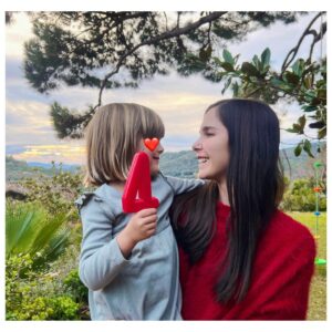 Natalia Sánchez Instagram - 4 AÑAZOS ya…Después de toda la semana grabando en Albania, hoy he llegado, directa del avión, justo a tiempo para soplar las velas y comerme a besos a este pequeño ser maravilloso…🙏❤️🎂Y, mientras volaba, he estado mirando fotos del día que nació Lia y no daba crédito… Cuántas emociones, cuántos recuerdos y, cuatro años después, aquí seguimos… ¡aprendiendo y superándonos cada día! Tal día como hoy, de 2019, me cambió la vida. Y lo hizo, afortunadamente, para siempre. ¿Quién nos lo iba decir…? Felices cuatro años a la (pequeña) GRAN mujer de mi vida. Gracias por existir. ❤️🙏