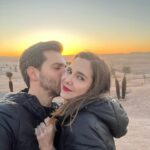 Natalia Sánchez Instagram - Hacía tanto que no pasábamos tiempo juntos… Vuelvo de este viaje con el corazón lleno, y no solo de experiencias. Dormir a los peques y verles amanecer es de las cosas que más me gustan en el mundo… Remolonear en la cama por las mañanas, y contarnos lo mejor y lo peor del día antes de que caigan rendidos por la noche. Que se me duerman en brazos, que descubran la el mundo de nuestra mano, que te digan “te echaba de menos, mami…”, que nos duela la tripa a los cuatro de los ataques de risa, que te acribillen a preguntas, enamorarme más (si cabe) del mejor compañero de vida… que los días no tengan horas, ni límite… Estos 9 días juntos han sido un regalo… 🙏🥹 Sé que he estado totalmente desconectada pero creedme, lo necesitaba.. y ell@s, también…🥹❤️ (Eso sí, he vuelto con las pilas cargadas y con la fototeca ¡QUE ECHA HUMO! 🙆‍♀️📸 Así que, en cuanto deshagamos maletas y nos reubiquemos un poco, amenazo con volveros a saturar como antaño, porque me hace mucha ilusión compartir la experiencia con vosotr@s! Realmente ha sido ¡un viajazo…!🥹❤️ ¡Feliz vuelta de Semana Santa a tod@s!❤️ #Shukran 🙏