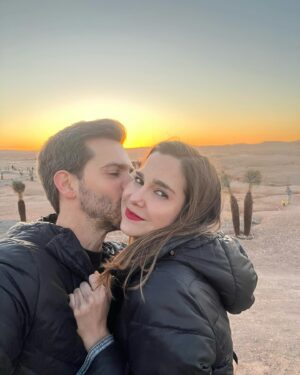 Natalia Sánchez Instagram - Hacía tanto que no pasábamos tiempo juntos… Vuelvo de este viaje con el corazón lleno, y no solo de experiencias. Dormir a los peques y verles amanecer es de las cosas que más me gustan en el mundo… Remolonear en la cama por las mañanas, y contarnos lo mejor y lo peor del día antes de que caigan rendidos por la noche. Que se me duerman en brazos, que descubran la el mundo de nuestra mano, que te digan “te echaba de menos, mami…”, que nos duela la tripa a los cuatro de los ataques de risa, que te acribillen a preguntas, enamorarme más (si cabe) del mejor compañero de vida… que los días no tengan horas, ni límite… 
Estos 9 días juntos han sido un regalo… 🙏🥹
Sé que he estado totalmente desconectada pero creedme, lo necesitaba.. y ell@s, también…🥹❤️
(Eso sí, he vuelto con las pilas cargadas y con la fototeca ¡QUE ECHA HUMO! 🙆‍♀️📸 Así que, en cuanto deshagamos maletas y nos reubiquemos un poco, amenazo con volveros a saturar como antaño, porque me hace mucha ilusión compartir la experiencia con vosotr@s! Realmente ha sido ¡un viajazo…!🥹❤️ ¡Feliz vuelta de Semana Santa a tod@s!❤️ #Shukran 🙏