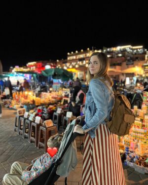 Natalia Sánchez Instagram - Hacía tanto que no pasábamos tiempo juntos… Vuelvo de este viaje con el corazón lleno, y no solo de experiencias. Dormir a los peques y verles amanecer es de las cosas que más me gustan en el mundo… Remolonear en la cama por las mañanas, y contarnos lo mejor y lo peor del día antes de que caigan rendidos por la noche. Que se me duerman en brazos, que descubran la el mundo de nuestra mano, que te digan “te echaba de menos, mami…”, que nos duela la tripa a los cuatro de los ataques de risa, que te acribillen a preguntas, enamorarme más (si cabe) del mejor compañero de vida… que los días no tengan horas, ni límite… 
Estos 9 días juntos han sido un regalo… 🙏🥹
Sé que he estado totalmente desconectada pero creedme, lo necesitaba.. y ell@s, también…🥹❤️
(Eso sí, he vuelto con las pilas cargadas y con la fototeca ¡QUE ECHA HUMO! 🙆‍♀️📸 Así que, en cuanto deshagamos maletas y nos reubiquemos un poco, amenazo con volveros a saturar como antaño, porque me hace mucha ilusión compartir la experiencia con vosotr@s! Realmente ha sido ¡un viajazo…!🥹❤️ ¡Feliz vuelta de Semana Santa a tod@s!❤️ #Shukran 🙏