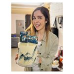 Natalia Sánchez Instagram - 33 AÑAZOS… A ver si consigo escribir esto sin llorar, que hoy tengo el día sensible…🤦‍♀️Hace años entendí, y fue bastante liberador, que las personas no somos sólo lo que nos pasa, si no “LO QUE HACEMOS con lo que nos pasa” y es eso, precisamente, lo que me ha traído hoy hasta aquí… A estos increíbles 33 años por los que sólo puedo dar gracias. La vida no siempre es fácil, doy gran fe de ello, pero eso no quiere decir que sea algo necesariamente negativo al 100%. Como bien decían los Monty Python: 🎶”Always look at the bright side of life”🎶 o, como diría mi abuela, “que miremos siempre el lado positivo de la vida”, vamos…☺️ He llegado hasta aquí gracias a equivocarme, a experimentar, a aprender de mis errores, a mi vulnerabilidad, a mi resiliencia, a mis decisiones, a caer, a levantarme, a ganar, a perder, a reír, a llorar… Lo que he hecho con todo lo que me ha pasado en mi vida, me ha traído hasta aquí, hasta la Nata que soy hoy, con 33, con una buena salud, no sólo física, también mental y emocional (eso sí, no por arte de magia!☝️Si no porque llevo trabajando en ellas más de 20 años y no dejaré de hacerlo nunca ☝️😊), con un millón de vivencias, con personas maravillosas con quienes poder compartirlas, un compañero de viaje que no deja de darme la mano, una familia(elegida y sanguínea) que iluminan mi camino, y ENCIMA, trabajando en lo que más me gusta en el mundo(que por cierto, el otro día descubrí que tengo 27 años cotizados en la Seguridad Social!🙆‍♀️¿Qué os parece?😂 y, aun así, JURO que no me quiero jubilar nunca!) Os lo digo en serio, sueño con tener 90 y seguir haciendo lo que hago hoy en día, quizás un poco más despacito, puede ser, pero igual de ilusionada y con las mismas ganas de aprender… Os prometo que, aun que la vida no siempre es fácil, solo puedo dar gracias al Universo por todo lo que me da. Para mi eso es la felicidad… Disfutar de esas pequeñas cosas, de esos pequeños momentos y de esos pequeños pasos que me van llevando hacia donde quiero llegar… Y, si, he acabado llorando porque, como os he dicho, tengo el día sensible y eso, amig@s, también está bien…GRACIAS, de ❤️ por acompañarme en este camino!🙏y #FelizDíaInternacionalDelTeatro 🎭