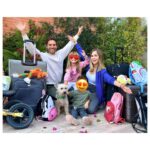 Natalia Sánchez Instagram - ¡NOS MUDAMOS DE CIUDAD! Cambio de cole, de casa, de vida…🥹 Así, de un día para otro, ¡ya sabéis cómo funciona nuestro trabajo! Siento haber estado tan ausente estos días pero han sido una locura… Quería que los peques se adaptaran lo mejor posible a su nueva vida y hemos tenido que hacer MALABARES entre ensayos, rodajes, mudanzas, montar muebles de madrugada y un largo etcétera… para poder estar lo más presentes posible y hacer su aterrizaje más blandito… Octubre fue un mes de muchas lágrimas, de despedidas… Tocó decir adiós a un proyecto con el que estuve grabando 6 meses allí, en Barcelona. Un proyecto precioso e intenso que, como sabéis, me dejó sin verano, pero que me hacía muy feliz, con un equipo al que echo mucho de menos y del que me acuerdo todos los días..❤️‍🩹 También acabé #FitzRoy, una obra de teatro con la que hemos llenado cada día desde hace un año y con unas compañeras y un equipo que me llevo para toda la vida...🥹❤️(ellas siguen de gira ¡no os la perdáis!🙏). La verdad es que Lia y Neo tienen sus días porque echan mucho de menos su hogar, a sus amigxs, sus profes… y los cambios, aún que son enriquecedores, no siempre son fáciles… así que, lo vamos sosteniendo poco a poco, con alguna lagrimilla, alguna rabieta, alguna regresión, pero con mucho amor, escucha y MUCHA ayuda de su nuevo entorno, que les ha acogido con los brazos abiertos; GRACIAS🙏🥹 Hace 5 años, fue Barcelona la que me acogió a mi con todo su ❤️y ¡menudos 5 años…! Embarazos, nacimientos, crianzas, una pandemia, proyectos increíbles, personas maravillosas que ya son familia y una ciudad que ya es mi hogar para siempre… Así que atrás no dejamos nada porque cada persona y cada momento vivido de estos 5 años, nos acompañarán cada día y estaremos, como siempre: AVE arriba, AVE abajo…🚄🙆‍♀️ Gracias a tod@s por tanto.. Ahora vuelvo a Madrid, la ciudad donde nací, la que me vio crecer…pero vuelvo con una mochila diferente…👨‍👩‍👧‍👦🥹¡Qué ganas de empezar esta aventura! PD: Nos mudamos porque empiezo una serie MARAVILLOSA que se llamará “𝑺𝒖𝒆𝒏̃𝒐𝒔 𝒅𝒆 𝑳𝒊𝒃𝒆𝒓𝒕𝒂𝒅” (@antena3com ) y que es el principio de algo muy especial que os va a ENCANTAR! 😍🙏 ¡ #FelizDomingo !🍀
