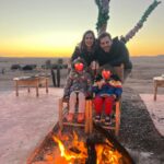 Natalia Sánchez Instagram - Hacía tanto que no pasábamos tiempo juntos… Vuelvo de este viaje con el corazón lleno, y no solo de experiencias. Dormir a los peques y verles amanecer es de las cosas que más me gustan en el mundo… Remolonear en la cama por las mañanas, y contarnos lo mejor y lo peor del día antes de que caigan rendidos por la noche. Que se me duerman en brazos, que descubran la el mundo de nuestra mano, que te digan “te echaba de menos, mami…”, que nos duela la tripa a los cuatro de los ataques de risa, que te acribillen a preguntas, enamorarme más (si cabe) del mejor compañero de vida… que los días no tengan horas, ni límite… Estos 9 días juntos han sido un regalo… 🙏🥹 Sé que he estado totalmente desconectada pero creedme, lo necesitaba.. y ell@s, también…🥹❤️ (Eso sí, he vuelto con las pilas cargadas y con la fototeca ¡QUE ECHA HUMO! 🙆‍♀️📸 Así que, en cuanto deshagamos maletas y nos reubiquemos un poco, amenazo con volveros a saturar como antaño, porque me hace mucha ilusión compartir la experiencia con vosotr@s! Realmente ha sido ¡un viajazo…!🥹❤️ ¡Feliz vuelta de Semana Santa a tod@s!❤️ #Shukran 🙏