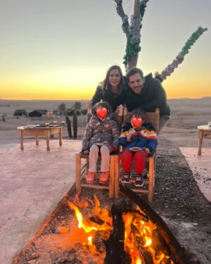 Natalia Sánchez Instagram - Hacía tanto que no pasábamos tiempo juntos… Vuelvo de este viaje con el corazón lleno, y no solo de experiencias. Dormir a los peques y verles amanecer es de las cosas que más me gustan en el mundo… Remolonear en la cama por las mañanas, y contarnos lo mejor y lo peor del día antes de que caigan rendidos por la noche. Que se me duerman en brazos, que descubran la el mundo de nuestra mano, que te digan “te echaba de menos, mami…”, que nos duela la tripa a los cuatro de los ataques de risa, que te acribillen a preguntas, enamorarme más (si cabe) del mejor compañero de vida… que los días no tengan horas, ni límite… 
Estos 9 días juntos han sido un regalo… 🙏🥹
Sé que he estado totalmente desconectada pero creedme, lo necesitaba.. y ell@s, también…🥹❤️
(Eso sí, he vuelto con las pilas cargadas y con la fototeca ¡QUE ECHA HUMO! 🙆‍♀️📸 Así que, en cuanto deshagamos maletas y nos reubiquemos un poco, amenazo con volveros a saturar como antaño, porque me hace mucha ilusión compartir la experiencia con vosotr@s! Realmente ha sido ¡un viajazo…!🥹❤️ ¡Feliz vuelta de Semana Santa a tod@s!❤️ #Shukran 🙏