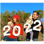 Natalia Sánchez Instagram - Cómo es la vida…El año pasado, sin duda, fue el peor Fin de Año de toda mi vida y aun no puedo pensar en ello sin que se me salten las lagrimas… Pasé Fin de Año en la sala de espera de una UCI pediátrica, junto con mi hermana y mi cuñado, rezando porque mi sobrino de 3 años saliera adelante… Os prometo que nunca había sentido tanto dolor en el corazón… Tanto miedo…Hoy, un año después, doy gracias a la vida, al cielo y, sobre todo, a nuestra bendita sanidad pública, por habernos devuelto a nuestro niño con más fuerza que nunca y sano como una manzana. Así que este año, tengo MUCHO por lo que dar gracias… porque la vida, el año pasado, nos regaló una segunda oportunidad que no pienso olvidar jamás y este 2023, nos permite entrar en él, desde el salón de casa, con salud y mucho amor… ¡Deseo de todo corazón que este 2023 sea un gran año, que os cuidéis, os queráis, que soñéis a lo grande, que no os exijáis tanto, que améis y respetéis, que respiréis profundo, que ayudéis, que os permitáis equivocaros y que bailéis, cantéis y riáis mucho! Y, a quienes estáis pasando por una situación difícil, os mando todo mi cariño y deseo, de corazón, que pronto pase todo… ¡Mucho ánimo y ojalá tengáis un gran 2023!❤️🙏 ¡Que se cumplan vuestros sueños! PD: infinitas gracias a todas por acompañarme en este viaje, un año más…🙏❤️