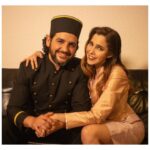 Natalia Sánchez Instagram – Volver a compartir plató con estos dos seres maravillosos me removió MUCHO el corazón… Escuchar “¡acción!” 🎥🎬 con mi querido @frnperea delante, mirarle, sonreírle y volver a jugar como hacía 20 años, fue un regalo de los que pasan pocas veces… Éramos los mismos, pero todo era tan diferente… Me hizo pensar en cómo pasa el tiempo, en cuánto hemos cambiado, en cuánto no hemos cambiado, en todo lo que nos ha pasado en estos años y la gran suerte que tuve de que nuestras vidas se cruzaran porque aprendí y compartí TANTO…
Si queréis saber por qué nos volvimos a encontrar, deslizad y subid el volumen… (y al final os he dejado una “sorpresita” del casting de SJK, para que alucinéis un poco…😂) 
Os aseguro que, si fuisteis de l@s que nos acompañasteis en aquella época maravillosa, que fueron Los Serrano, el primer vídeo, os va a tocar el corazón ❤️(y nunca mejor dicho…💔) Y encima con un equipo de personas MARAVILLOSAS a las que quiero y admiro muuuucho y otras que han sido un gran descubrimiento…🙏 Gracias @lalias3 y @frnperea por hacerme partícipe de este viaje!🎪🤹‍♂️¡Os quiero! Y siempre vais a estar en un pedacito muy especial de “Mi corazón” Y, por cierto…. ¡Menudo equipazo! 🎪🤹‍♂️❤️
@roimendez @robertolealg @percebesygrelos @miguel_rellan @mariodelarosa.act @sarasobrehielo @albertoarcosweb