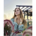 Natalia Sánchez Instagram - Hoy ha sido un jueves muy especial y, antes de entrar al teatro, me he encontrado con esta luz preciosa… ¡La hora mágica! 🥹 Está siendo una semana bonita y agotadora a partes iguales y, momentos como este, hacen que cargue las pilas para rato… 🙏 He sacado el móvil rauda y veloz para inmortalizarlo y, ahora, me hace mucha ilusión poderlo compartir con vosotr@s 🙏😍🥹#FelizJueves #ThePortraitExpert #OPPOReno10Series5G