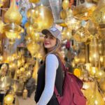 Natalia Sánchez Instagram – Hacía tanto que no pasábamos tiempo juntos… Vuelvo de este viaje con el corazón lleno, y no solo de experiencias. Dormir a los peques y verles amanecer es de las cosas que más me gustan en el mundo… Remolonear en la cama por las mañanas, y contarnos lo mejor y lo peor del día antes de que caigan rendidos por la noche. Que se me duerman en brazos, que descubran la el mundo de nuestra mano, que te digan “te echaba de menos, mami…”, que nos duela la tripa a los cuatro de los ataques de risa, que te acribillen a preguntas, enamorarme más (si cabe) del mejor compañero de vida… que los días no tengan horas, ni límite… 
Estos 9 días juntos han sido un regalo… 🙏🥹
Sé que he estado totalmente desconectada pero creedme, lo necesitaba.. y ell@s, también…🥹❤️
(Eso sí, he vuelto con las pilas cargadas y con la fototeca ¡QUE ECHA HUMO! 🙆‍♀️📸 Así que, en cuanto deshagamos maletas y nos reubiquemos un poco, amenazo con volveros a saturar como antaño, porque me hace mucha ilusión compartir la experiencia con vosotr@s! Realmente ha sido ¡un viajazo…!🥹❤️ ¡Feliz vuelta de Semana Santa a tod@s!❤️ #Shukran 🙏