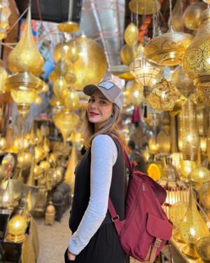 Natalia Sánchez Instagram - Hacía tanto que no pasábamos tiempo juntos… Vuelvo de este viaje con el corazón lleno, y no solo de experiencias. Dormir a los peques y verles amanecer es de las cosas que más me gustan en el mundo… Remolonear en la cama por las mañanas, y contarnos lo mejor y lo peor del día antes de que caigan rendidos por la noche. Que se me duerman en brazos, que descubran la el mundo de nuestra mano, que te digan “te echaba de menos, mami…”, que nos duela la tripa a los cuatro de los ataques de risa, que te acribillen a preguntas, enamorarme más (si cabe) del mejor compañero de vida… que los días no tengan horas, ni límite… 
Estos 9 días juntos han sido un regalo… 🙏🥹
Sé que he estado totalmente desconectada pero creedme, lo necesitaba.. y ell@s, también…🥹❤️
(Eso sí, he vuelto con las pilas cargadas y con la fototeca ¡QUE ECHA HUMO! 🙆‍♀️📸 Así que, en cuanto deshagamos maletas y nos reubiquemos un poco, amenazo con volveros a saturar como antaño, porque me hace mucha ilusión compartir la experiencia con vosotr@s! Realmente ha sido ¡un viajazo…!🥹❤️ ¡Feliz vuelta de Semana Santa a tod@s!❤️ #Shukran 🙏