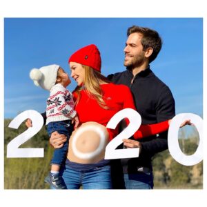 Natalia Sánchez Instagram - Cómo es la vida…El año pasado, sin duda, fue el peor Fin de Año de toda mi vida y aun no puedo pensar en ello sin que se me salten las lagrimas… Pasé Fin de Año en la sala de espera de una UCI pediátrica, junto con mi hermana y mi cuñado, rezando porque mi sobrino de 3 años saliera adelante… Os prometo que nunca había sentido tanto dolor en el corazón… Tanto miedo…Hoy, un año después, doy gracias a la vida, al cielo y, sobre todo, a nuestra bendita sanidad pública, por habernos devuelto a nuestro niño con más fuerza que nunca y sano como una manzana. Así que este año, tengo MUCHO por lo que dar  gracias… porque la vida, el año pasado, nos regaló una segunda oportunidad que no pienso olvidar jamás y este 2023, nos permite entrar en él, desde el salón de casa, con salud y mucho amor…
¡Deseo de todo corazón que este 2023 sea un gran año, que os cuidéis, os queráis, que soñéis a lo grande, que no os exijáis tanto, que améis y respetéis, que respiréis profundo, que ayudéis, que os permitáis equivocaros y que bailéis, cantéis y riáis mucho! Y, a quienes estáis pasando por una situación difícil, os mando todo mi cariño y deseo, de corazón, que pronto pase todo… ¡Mucho ánimo y ojalá tengáis un gran 2023!❤️🙏 ¡Que se cumplan vuestros sueños!
PD: infinitas gracias a todas por acompañarme en este viaje, un año más…🙏❤️