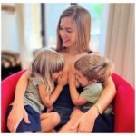 Natalia Sánchez Instagram - A veces no me cabe en la cabeza cómo un momento tan único, tan tierno.. puede ser objeto de crítica y comentarios hirientes.La lactancia en sí, igual que la maternidad, ya son una dualidad continua, llena de obstáculos y dificultades, como para, encima, estar pendientes de los comentarios ajenos que, además, siempre carecen de fundamento y consistencia y están basados en la opinion(normalmente desinformada) de unos pocos… Al final, he llegado a la conclusión de que la gente SIEMPRE va a opinar hagas lo que hagas: si le das teta, porque le das teta y si le das biberón, porque le das biberón…etc.¡El caso es opinar...! Con el paso del tiempo he aprendido a ponerme el “chubasquero” para que no me afecte ningún comentario a cerca de mi crianza porque ya bastante dura es… Me quedo con estos últimos 3 años y medio disfrutando de una lactancia preciosa, con momentos agridulces, por supuesto, donde he vivido momentos de conexión con mis hijos increíbles igual que las mamás que han criado con biberón. La maternidad no va del "cómo” si no del “para qué”… y TODAS las madres queremos lo mismo: que sean felices y poderles dar lo mejor posible, independientemente de cómo lo hagamos. Todavía no he conocido ninguna madre que quiera lo peor para sus hijos… Feliz último día de la #SemanaMundialDeLaLactanciaMaterna ! Que disfrutéis de cada segundo de vuestra preciosa crianza, ¡sea como sea! Y si estáis en plena lactancia:¡Ánimo! ¡Vosotras podéis!Y, si necesitáis ayuda: @albapadibclc pondrá solución a todos vuestros problemas como ha hecho conmigo tantas veces!😍❤️ PD: Gracias a todas y cada una de las personas(mayoritariamente mujeres) que me acompañáis y apoyáis cada día… en los momentos difíciles, vuestros comentarios y ánimos me dan la fuerza necesaria para seguir!❤️🙏