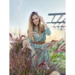 Natalia Sánchez Instagram - Hoy ha sido un jueves muy especial y, antes de entrar al teatro, me he encontrado con esta luz preciosa… ¡La hora mágica! 🥹 Está siendo una semana bonita y agotadora a partes iguales y, momentos como este, hacen que cargue las pilas para rato… 🙏 He sacado el móvil rauda y veloz para inmortalizarlo y, ahora, me hace mucha ilusión poderlo compartir con vosotr@s 🙏😍🥹#FelizJueves #ThePortraitExpert #OPPOReno10Series5G