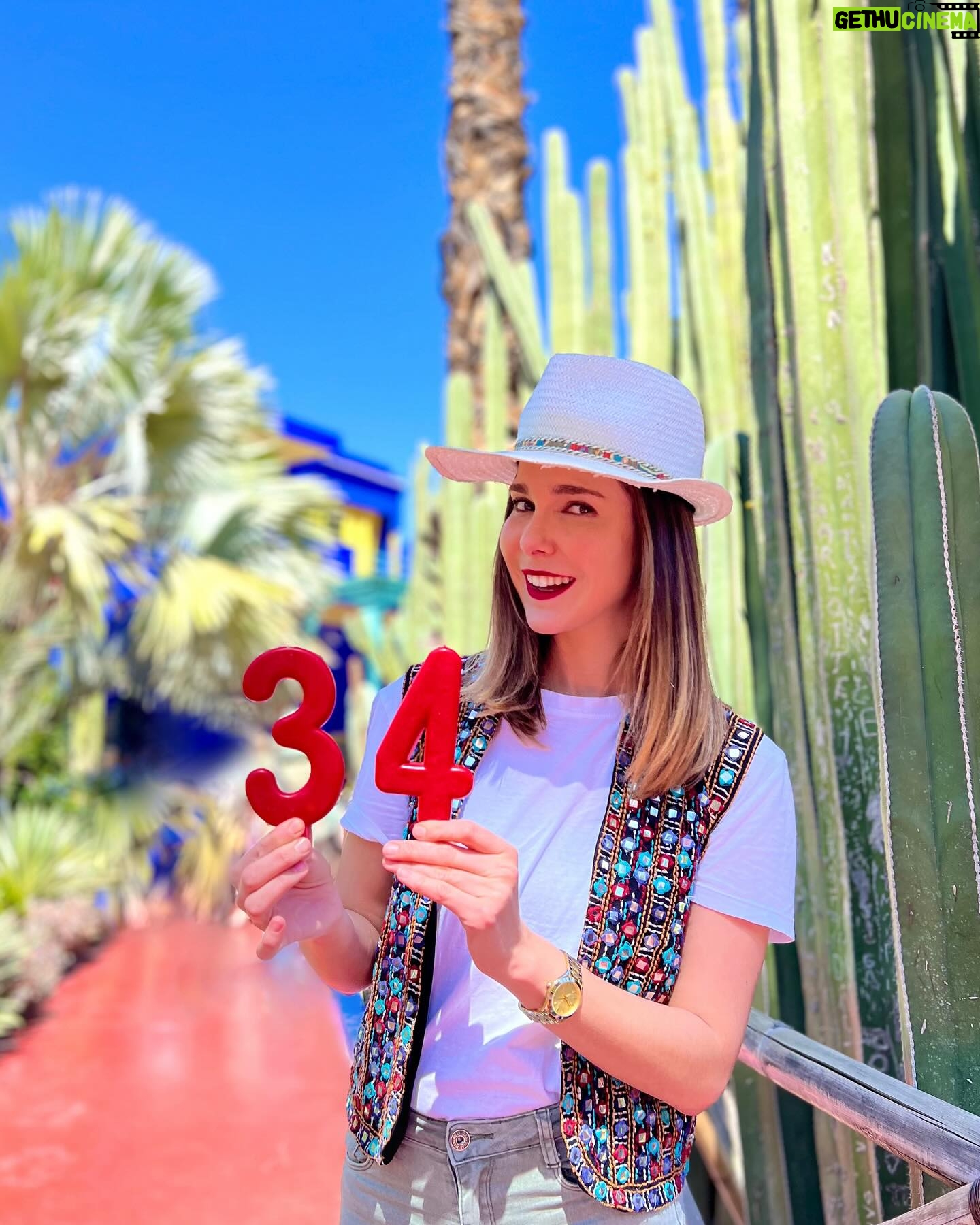 Natalia Sánchez Instagram - 34 AÑOS… Madre mía… 🥹 El día de mi cumpleaños suelo estar con la lágrima fácil… y es que, de forma casi inconsciente, hago un balance del año, de la vida y de los momentos más importantes que la han marcado, los buenos y los malos, y ¿sabéis que…? que, pese a las adversidades, el balance siempre es positivo… Tanto que, a veces, abruma...🥹🙏 Solo puedo dar gracias a la vida por darme tanto, TANTO cada día y por dejarme que siga aprendiendo de cada aventura… Creo que estoy en uno de los mejores momentos de mi vida y lo mejor… ¡Lo mejor está por llegar! 🙏 Gracias a todas y cada una de las personas que me acompañáis en el viaje más apasionante del mundo, que es la vida. ¡A por otra increíble vuelta al sol! GRACIAS. 🙏❤️🥹