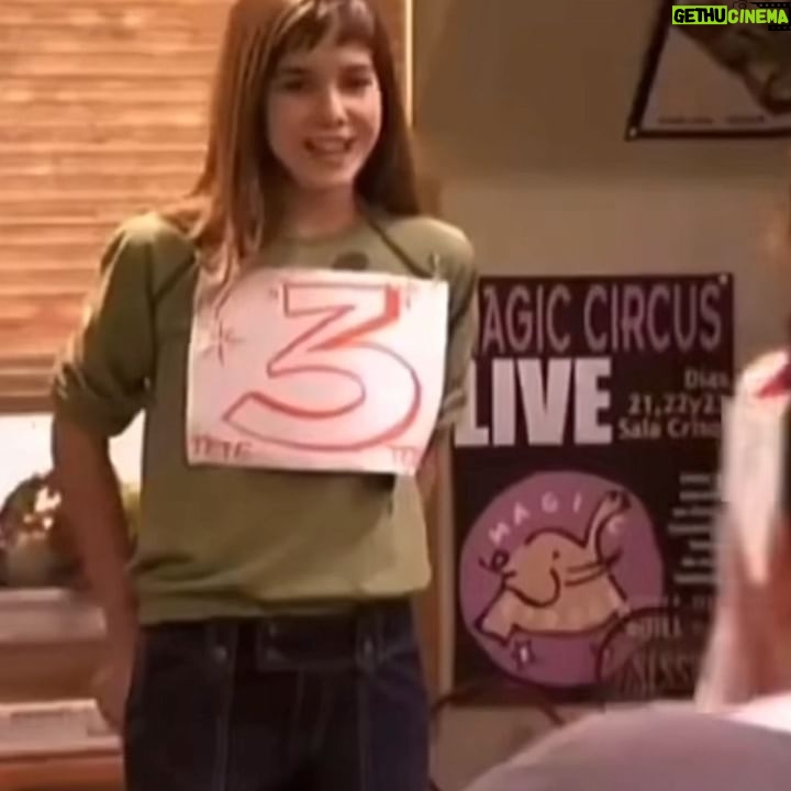 Natalia Sánchez - 38.8K Likes - Volver a compartir plató con estos dos seres maravillosos me removió MUCHO el corazón… Escuchar “¡acción!” 🎥🎬 con mi querido @frnperea delante, mirarle, sonreírle y volver a jugar como hacía 20 años, fue un regalo de los que pasan pocas veces… Éramos los mismos, pero todo era tan diferente… Me hizo pensar en cómo pasa el tiempo, en cuánto hemos cambiado, en cuánto no hemos cambiado, en todo lo que nos ha pasado en estos años y la gran suerte que tuve de que nuestras vidas se cruzaran porque aprendí y compartí TANTO…
Si queréis saber por qué nos volvimos a encontrar, deslizad y subid el volumen… (y al final os he dejado una “sorpresita” del casting de SJK, para que alucinéis un poco…😂)
Os aseguro que, si fuisteis de l@s que nos acompañasteis en aquella época maravillosa, que fueron Los Serrano, el primer vídeo, os va a tocar el corazón ❤️(y nunca mejor dicho…💔) Y encima con un equipo de personas MARAVILLOSAS a las que quiero y admiro muuuucho y otras que han sido un gran descubrimiento…🙏 Gracias @lalias3 y @frnperea por hacerme partícipe de este viaje!🎪🤹♂️¡Os quiero! Y siempre vais a estar en un pedacito muy especial de “Mi corazón” Y, por cierto…. ¡Menudo equipazo! 🎪🤹♂️❤️
@roimendez @robertolealg @percebesygrelos @miguel_rellan @mariodelarosa.act @sarasobrehielo @albertoarcosweb