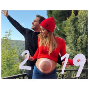 Natalia Sánchez Instagram - Cómo es la vida…El año pasado, sin duda, fue el peor Fin de Año de toda mi vida y aun no puedo pensar en ello sin que se me salten las lagrimas… Pasé Fin de Año en la sala de espera de una UCI pediátrica, junto con mi hermana y mi cuñado, rezando porque mi sobrino de 3 años saliera adelante… Os prometo que nunca había sentido tanto dolor en el corazón… Tanto miedo…Hoy, un año después, doy gracias a la vida, al cielo y, sobre todo, a nuestra bendita sanidad pública, por habernos devuelto a nuestro niño con más fuerza que nunca y sano como una manzana. Así que este año, tengo MUCHO por lo que dar  gracias… porque la vida, el año pasado, nos regaló una segunda oportunidad que no pienso olvidar jamás y este 2023, nos permite entrar en él, desde el salón de casa, con salud y mucho amor…
¡Deseo de todo corazón que este 2023 sea un gran año, que os cuidéis, os queráis, que soñéis a lo grande, que no os exijáis tanto, que améis y respetéis, que respiréis profundo, que ayudéis, que os permitáis equivocaros y que bailéis, cantéis y riáis mucho! Y, a quienes estáis pasando por una situación difícil, os mando todo mi cariño y deseo, de corazón, que pronto pase todo… ¡Mucho ánimo y ojalá tengáis un gran 2023!❤️🙏 ¡Que se cumplan vuestros sueños!
PD: infinitas gracias a todas por acompañarme en este viaje, un año más…🙏❤️