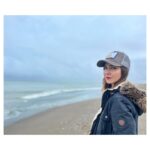 Natalia Sánchez Instagram - Playa, fresquito y picnic en el maletero¿por qué no?😍 Desconectar para conectar…🙏🌊 Subirse al coche y… ¡carretera y manta!🍃🚙 A veces hace falta hacer una escapada(por muy fugaz que sea) con alguien a quien quieres muuucho, muuucho (creo que sabéis con quién me he escapado yo..😉), para cargar pilas…🥹🔋 PD: Si estáis pensando en hacer una escapada o un viaje en coche acordaros de hacerle una buena revisión, porfa!☝️ (ya os conté que la de @norautoespana es 🔝🔝! Os dejo detalles de “Mi Eco Revisión Viaje” en destacados para que lo tengáis siempre a mano porque es muy útil☝️)(y la súper nevera eléctrica, también es de NORAUTO! Que cabe DE TODO y se puede enchufar también en el coche! Es un inventazo!😍 Entonces… ¿Sois más de playa en invierno o en verano…?🧐 #Embajadora #Norauto