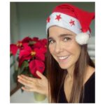 Natalia Sánchez Instagram - Las ganas que tenía de que llegaran estas fechas…🎄Me conectan con mi infancia, con la ilusión, con la familia. Y me hace recordar lo realmente importante de la vida: compartir tiempo y amor con los tuyos… Aun que este año faltará mi abuelo, que se fue hace dos meses, le tendremos muy presente y brindaremos y bailaremos, como siempre, por los que ya no pueden estar con nosotros… 🙏❤️ Otro al que echaré mucho de menos esta noche, pero al que espero poder achuchar dentro de nada, es a mi hermano pequeño, que con solo 15 años, lleva 2 días intentando volver a España desde EEUU, por culpa de un ciclón bomba que azota la zona donde está y que le va a hacer pasar la Navidad(como poco) en un aeropuerto y solo…Confiemos en que pueda estar aquí, por lo menos, en unos días…🤞🙆‍♀️En mi casa, desde que soy niña, Nochebuena y Navidad se ha celebrado siempre con muuuucha familia alrededor de una mesa donde, cada uno llevábamos un plato y una de mis abuelas, cocinaba platos tradicionales de León (y alguno gallego 🤤) con un talento y un amor inconmensurables… Zafarrancho, chistes, debates de todo tipo, anécdotas, pasodobles, villancicos y mil historias más hasta que, de pronto, cuando menos lo esperabas, sonaba el timbre de casa mil veces!🔔¡Todxs lxs niñxs nos levantábamos corriendo y abríamos la puerta de la calle donde Papá Noël, había dejado todos los regalos! ¡Los metíamos corriendo dentro de casa y a jugaaaar! Algún año tuvimos la suerte de ver a Papá Noël, que nos saludaba desde la valla con un ¡Feliz Navidad! (Curiosamente, mi tío Juan nunca pudo coincidir con Papá Noël porque siempre le pillaba en el baño o había ido al garaje a por algo…😉🎅🏻🎁) Ahora, vuelvo a recuperar esa ilusión, esa magia, esa inocencia con Lia y con Neo y me vibra muy fuerte el corazón. Deseo que disfrutéis de los vuestros, que os acordéis de los mayores, de quienes no tienen tanta suerte y que el amor, la solidaridad y la empatía, llene vuestros hogares! Que tengáis una ¡feliz Navidad! #EstaNocheEsNochebuena #yMañanaEsNavidad 🎶🥁😍🎅🏻🎁🎄