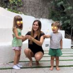 Natalia Sánchez Instagram – ¡Bienvenido, verano 2023! ✨🏖️Te hemos dado la bienvenida celebrando la Noche de San Juan, con bengalas y “bombetes”(sin petardos, eso sí…☝️) y con toda la ilusión del mundo! ¿El único “pero”? Que nuestro @marc_clotet (que es quien realmente secunda esta bonita tradición en nuestra familia, como buen barcelonés) lleva un mes a 10.000km de distancia grabando un peli chulísima… Pero ya quedan pocas semanas para que vuelva y le hemos sentido cerca en cada deseo y, como era de esperar, le hemos breado el Whatsapp con fotos y vídeos!😒 (Aqui, la madrileña, adoptando tradiciones de otras tierras, porque, cuando se trata de celebrar… ¡siempre me apunto!❤️🙋‍♀️) 
Este verano será curioso, porque estaré grabando todos los días hasta octubre, combinándolo con la gira, la vacaciones de los peques y lo que vaya surgiendo… ¡un “encaje de bolillos” en toda regla, como siempre”. Pero prometo disfrutar de cada rayo de sol, de cada amanecer y de cada noche de verano, como he hecho toda la vida… Y, sobre todo,  dando gracias por la GRANDÍSIMA suerte que tenemos de hacer lo que nos hace felices, tener amor y salud…! ¡Que disfrutéis del verano, estéis donde estéis! Y, si os toca currar, pensad que mi alarma sonará también, cada día, en torno a las 5am así que… ¡no estáis sol@s!💪😂😍#FelizVerano  #SanJuan  #revetlla #santJoan