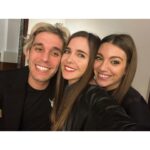 Natalia Sánchez Instagram - ¡Mis “personas vitamina”!❤️El viernes volví a disfrutar de estos dos seres de luz encima del escenario y fuera de él. Esta vez, por suerte, sin prisa… Os prometo que me fui a casa con las pilas cargadas. Lo cierto es que llevo más de un mes de locura total, entre ensayos, rodajes, viajes y familia… y, en esas horas, entre los dos, me dieron la “bocanada de aire fresco” que necesitaba… Lo de @anaguerramusic encima del escenario es… no sé ni cómo describirlo ¡de otro planeta…! Pero es que, en la distancia corta… Es para casarte con ella… No sé a qué espera @lalias3 …😉 En serio… qué ser tan sensible, tan inteligente, qué fuerza… Y mi @lalias3 … Superando todas las expectativas, como de costumbre. Además, con Víctor, me pasa una cosa muy curiosa desde que somos pequeños y es que, cuando nos vemos, nos desahogamos de TODO sin filtro… En mi caso, más, si cabe, que con mi terapeuta…😂 Lo digo en serio… Le caliento la oreja durante una hora sin ningún tipo de tapujo y luego me quedo tan ancha…(lo siento, Pichu 🙏🥹😂) ¿¿Sabéis por qué?? Porque, por su parte, como por la mía, nunca hay juicio… Siempre hay entendimiento, escucha, comprensión, cariño… Ayyys…¡Qué suerte tengo…! Ya estoy deseando veros otra vez… Ojalá la vida os siga sonriendo tantísimo como merecéis… 🙏❤️¡Estoy segura de que así será! ¡Os quiero! #FelizDomingo