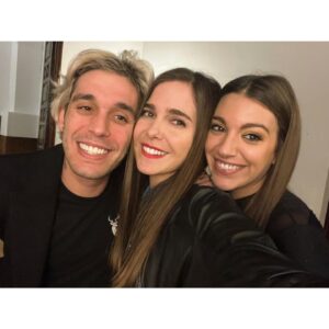 Natalia Sánchez Instagram - ¡Mis “personas vitamina”!❤️El viernes volví a disfrutar de estos dos seres de luz encima del escenario y fuera de él. Esta vez, por suerte, sin prisa… Os prometo que me fui a casa con las pilas cargadas. Lo cierto es que llevo más de un mes de locura total, entre ensayos, rodajes, viajes y familia… y, en esas horas,  entre los dos, me dieron la “bocanada de aire fresco” que necesitaba… Lo de @anaguerramusic encima del escenario es… no sé ni cómo describirlo ¡de otro planeta…! Pero es que, en la distancia corta… Es para casarte con ella… No sé a qué espera @lalias3 …😉 En serio… qué ser tan sensible, tan inteligente, qué fuerza… Y mi @lalias3 … Superando todas las expectativas, como de costumbre. Además, con Víctor, me pasa una cosa muy curiosa desde que somos pequeños y es que, cuando nos vemos, nos desahogamos de TODO sin filtro… En mi caso, más, si cabe, que con mi terapeuta…😂 Lo digo en serio… Le caliento la oreja durante una hora sin ningún tipo de tapujo y luego me quedo tan ancha…(lo siento, Pichu 🙏🥹😂) ¿¿Sabéis por qué?? Porque, por su parte, como por la mía, nunca hay juicio… Siempre hay entendimiento, escucha, comprensión, cariño… Ayyys…¡Qué suerte tengo…! Ya estoy deseando veros otra vez… Ojalá la vida os siga sonriendo tantísimo como merecéis… 🙏❤️¡Estoy segura de que así será! ¡Os quiero! #FelizDomingo