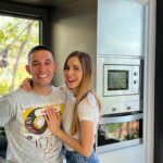 Natalia Sánchez Instagram – ¡Mirad con quién me he intercambiado la casa este finde!😍 ¡Con mi @lalias3 !😍 ¿Os apetece ver cómo ha sido la experiencia?❤️Justo él tenía que venir a Barcelona y yo a Madrid y teníamos muchas ganas de probar @homeexchangecom (que es la plataforma líder mundial en intercambio de casas☝️) ¡Y es una pasada! 🙆‍♀️ Es una forma de viajar súper económica (y sostenible☝️) porque puedes hacer intercambios ILIMITADOS sin pagar por cada intercambio, solo pagas una cuota muy reducida al año y puedes viajar a más de 130 países! 😯🙆‍♀️🌏¡Es una forma de viajar increíble y súper segura (todas las direcciones están verificadas!) y, encima, te permite conocer los lugares como si fueras un local! Gracias, Pichu, por tu hospitalidad y por hacerme sentir como en casa!❤️🙏 Si queréis organizar vuestras vacaciones ¡Echadle un vistazo a la web porque merece MUCHO la pena o guardad la publicación para cuando queráis organizar escapadas!😍❤️ Espero que la disfrutéis tanto como nosotros!!🙏 Y vosotr@s…¿Habéis hecho un intercambio de casas antes? ¿Conocías HomeExchange?¡Os leo!👀❤️ #QuéMaravillaViajarAsí  #HomeExchange #colab #HomeExchangeCom