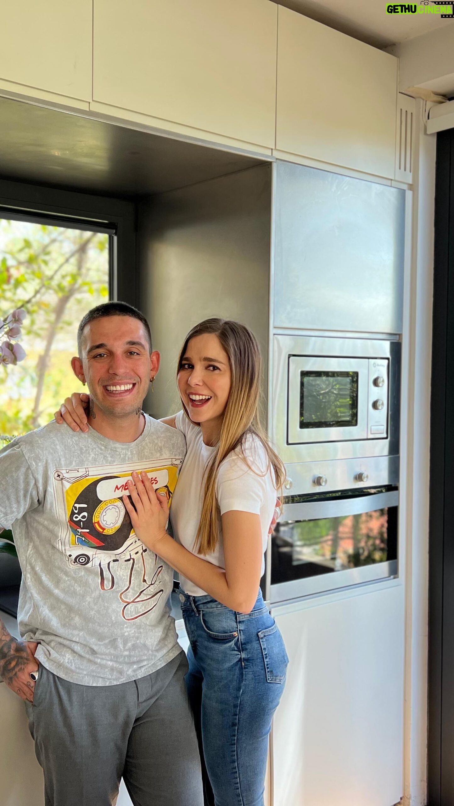 Natalia Sánchez Instagram - ¡Mirad con quién me he intercambiado la casa este finde!😍 ¡Con mi @lalias3 !😍 ¿Os apetece ver cómo ha sido la experiencia?❤️Justo él tenía que venir a Barcelona y yo a Madrid y teníamos muchas ganas de probar @homeexchangecom (que es la plataforma líder mundial en intercambio de casas☝️) ¡Y es una pasada! 🙆♀️ Es una forma de viajar súper económica (y sostenible☝️) porque puedes hacer intercambios ILIMITADOS sin pagar por cada intercambio, solo pagas una cuota muy reducida al año y puedes viajar a más de 130 países! 😯🙆♀️🌏¡Es una forma de viajar increíble y súper segura (todas las direcciones están verificadas!) y, encima, te permite conocer los lugares como si fueras un local! Gracias, Pichu, por tu hospitalidad y por hacerme sentir como en casa!❤️🙏 Si queréis organizar vuestras vacaciones ¡Echadle un vistazo a la web porque merece MUCHO la pena o guardad la publicación para cuando queráis organizar escapadas!😍❤️ Espero que la disfrutéis tanto como nosotros!!🙏 Y vosotr@s…¿Habéis hecho un intercambio de casas antes? ¿Conocías HomeExchange?¡Os leo!👀❤️ #QuéMaravillaViajarAsí #HomeExchange #colab #HomeExchangeCom