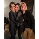 Natalia Sánchez Instagram - ¡Mis “personas vitamina”!❤️El viernes volví a disfrutar de estos dos seres de luz encima del escenario y fuera de él. Esta vez, por suerte, sin prisa… Os prometo que me fui a casa con las pilas cargadas. Lo cierto es que llevo más de un mes de locura total, entre ensayos, rodajes, viajes y familia… y, en esas horas, entre los dos, me dieron la “bocanada de aire fresco” que necesitaba… Lo de @anaguerramusic encima del escenario es… no sé ni cómo describirlo ¡de otro planeta…! Pero es que, en la distancia corta… Es para casarte con ella… No sé a qué espera @lalias3 …😉 En serio… qué ser tan sensible, tan inteligente, qué fuerza… Y mi @lalias3 … Superando todas las expectativas, como de costumbre. Además, con Víctor, me pasa una cosa muy curiosa desde que somos pequeños y es que, cuando nos vemos, nos desahogamos de TODO sin filtro… En mi caso, más, si cabe, que con mi terapeuta…😂 Lo digo en serio… Le caliento la oreja durante una hora sin ningún tipo de tapujo y luego me quedo tan ancha…(lo siento, Pichu 🙏🥹😂) ¿¿Sabéis por qué?? Porque, por su parte, como por la mía, nunca hay juicio… Siempre hay entendimiento, escucha, comprensión, cariño… Ayyys…¡Qué suerte tengo…! Ya estoy deseando veros otra vez… Ojalá la vida os siga sonriendo tantísimo como merecéis… 🙏❤️¡Estoy segura de que así será! ¡Os quiero! #FelizDomingo