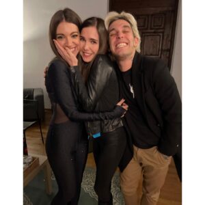 Natalia Sánchez Instagram - ¡Mis “personas vitamina”!❤️El viernes volví a disfrutar de estos dos seres de luz encima del escenario y fuera de él. Esta vez, por suerte, sin prisa… Os prometo que me fui a casa con las pilas cargadas. Lo cierto es que llevo más de un mes de locura total, entre ensayos, rodajes, viajes y familia… y, en esas horas,  entre los dos, me dieron la “bocanada de aire fresco” que necesitaba… Lo de @anaguerramusic encima del escenario es… no sé ni cómo describirlo ¡de otro planeta…! Pero es que, en la distancia corta… Es para casarte con ella… No sé a qué espera @lalias3 …😉 En serio… qué ser tan sensible, tan inteligente, qué fuerza… Y mi @lalias3 … Superando todas las expectativas, como de costumbre. Además, con Víctor, me pasa una cosa muy curiosa desde que somos pequeños y es que, cuando nos vemos, nos desahogamos de TODO sin filtro… En mi caso, más, si cabe, que con mi terapeuta…😂 Lo digo en serio… Le caliento la oreja durante una hora sin ningún tipo de tapujo y luego me quedo tan ancha…(lo siento, Pichu 🙏🥹😂) ¿¿Sabéis por qué?? Porque, por su parte, como por la mía, nunca hay juicio… Siempre hay entendimiento, escucha, comprensión, cariño… Ayyys…¡Qué suerte tengo…! Ya estoy deseando veros otra vez… Ojalá la vida os siga sonriendo tantísimo como merecéis… 🙏❤️¡Estoy segura de que así será! ¡Os quiero! #FelizDomingo