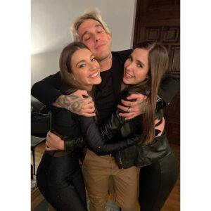 Natalia Sánchez Instagram - ¡Mis “personas vitamina”!❤️El viernes volví a disfrutar de estos dos seres de luz encima del escenario y fuera de él. Esta vez, por suerte, sin prisa… Os prometo que me fui a casa con las pilas cargadas. Lo cierto es que llevo más de un mes de locura total, entre ensayos, rodajes, viajes y familia… y, en esas horas,  entre los dos, me dieron la “bocanada de aire fresco” que necesitaba… Lo de @anaguerramusic encima del escenario es… no sé ni cómo describirlo ¡de otro planeta…! Pero es que, en la distancia corta… Es para casarte con ella… No sé a qué espera @lalias3 …😉 En serio… qué ser tan sensible, tan inteligente, qué fuerza… Y mi @lalias3 … Superando todas las expectativas, como de costumbre. Además, con Víctor, me pasa una cosa muy curiosa desde que somos pequeños y es que, cuando nos vemos, nos desahogamos de TODO sin filtro… En mi caso, más, si cabe, que con mi terapeuta…😂 Lo digo en serio… Le caliento la oreja durante una hora sin ningún tipo de tapujo y luego me quedo tan ancha…(lo siento, Pichu 🙏🥹😂) ¿¿Sabéis por qué?? Porque, por su parte, como por la mía, nunca hay juicio… Siempre hay entendimiento, escucha, comprensión, cariño… Ayyys…¡Qué suerte tengo…! Ya estoy deseando veros otra vez… Ojalá la vida os siga sonriendo tantísimo como merecéis… 🙏❤️¡Estoy segura de que así será! ¡Os quiero! #FelizDomingo