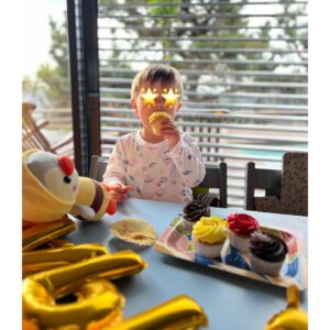Natalia Sánchez Instagram - ¡Pues así estábamos hoy a las 7 de la mañana!😍 En pijama, con bronquitis, faringitis, algún que otro virus más y con media cara todavía en la almohada después de unas cuantas noches “toledanas” pero con toda la ilusión del mundo por poder celebrar los 3 años del pequeño gran amor de mi vida! Hoy Neo cumple 3 AÑAZOS y yo todavía no me lo creo.. Este niño es un regalo del cielo(como tod@s, lo sé…😉)… Pero cada criatura es única y Neo despierta en mi la ternura más profunda que he sentido nunca con su inocencia, su lengüecilla de trapo y su ingenuidad tan pura… Siempre preguntando(está en la etapa del “¿y po’ qué?”❤️), siempre despierto, atento, colaborativo, amoroso… Ays… Es un regalo de la vida… ¡Feliz vuelta al sol, amor mío! ¡Te quiero! #FelizViernes