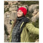 Natalia Sánchez Instagram - Hoy ha sido un día muy especial… 🧗‍♀️🏔He ido a la montaña a escalar por primera vez en mi vida, junto con todo el equipo de la obra de teatro que estoy ensayando : #FitzRoy Porque, en la obra, somos 4 escaladoras profesionales a punto de subir una de las paredes más difíciles del mundo, en la Patagonia, así que nos han llevado a la montaña a aprender un poquito el oficio de escalar y a grabar unas cositas! (Por cosas como esta, AMO mi profesión, porque me permite conocer mil mundos y realidades diferentes). En realidad, de nosotras 4, la única que sabía lo que hacía era @silviabeloficial que, además de ser una actriz como la copa de un pino, es una experta escaladora que nos ha cuidado y aconsejado de maravilla! ¡Gracias, Silvia!🙏😍Y gracias a todo el equipazo que nos ha acompañado y cuidado tantísimo!❤️ Lo cierto es que me ha encantado la experiencia y, aun que ha sido muy cortita, me ha sorprendido mucho ver que, mientras escalaba, no he pensado en nada más que en concentrarme en lo que estaba haciendo y he conseguido desconectar la cabeza por completo, algo que, personalmente, me cuesta bastante…🤦‍♀️ No sé si mañana me podré mover de las agujetas 😂pero, lo cierto es que, ese ratito en contacto con la naturaleza, me ha hecho volver a casa con las pilas cargadas y pensando que “tengo que hacer esto más amenudo”…! Espero que tengáis un comienzo de semana maravilloso!😍💪🙏🍃