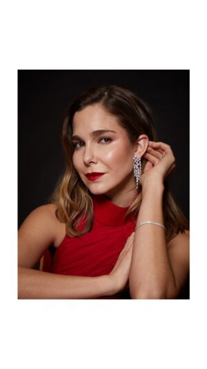 Natalia Sánchez Instagram - 24h de cine… 🥹🙏🎬 Un año más celebrando nuestro séptimo arte… #Goya24 ✨

GRACIAS A TOD@S por hacerlo posible…🙏 

👗: @barolucasbl 
💍: @rabatjewellery 
💄: @beautyexpertlancome x @jehosuavogele 
✨: @joseherrerastylist 
✨: @valytyplace 
❤️: @dypcomunicacion 
📸: @jpageorge @pepinomarino 
✨ @tandemtalent ✨
🎬 @academiadecine