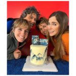 Natalia Sánchez Instagram – 33 AÑAZOS… A ver si consigo escribir esto sin llorar, que hoy tengo el día sensible…🤦‍♀️Hace años entendí, y fue bastante liberador, que las personas no somos sólo lo que nos pasa, si no “LO QUE HACEMOS con lo que nos pasa” y es eso, precisamente, lo que me ha traído hoy hasta aquí… A estos increíbles 33 años por los que sólo puedo dar gracias. La vida no siempre es fácil, doy gran fe de ello, pero eso no quiere decir que sea algo necesariamente negativo al 100%. Como bien decían los Monty Python: 🎶”Always look at the bright side of life”🎶 o, como diría mi abuela, “que miremos siempre el lado positivo de la vida”, vamos…☺️ He llegado hasta aquí gracias a equivocarme, a experimentar, a aprender de mis errores, a mi vulnerabilidad, a mi resiliencia, a mis decisiones, a caer, a levantarme, a ganar, a perder, a reír, a llorar… Lo que he hecho con todo lo que me ha pasado en mi vida, me ha traído hasta aquí, hasta la Nata que soy hoy, con 33, con una buena salud, no sólo física, también mental y emocional (eso sí, no por arte de magia!☝️Si no porque llevo trabajando en ellas más de 20 años y no dejaré de hacerlo nunca ☝️😊), con un millón de vivencias, con personas maravillosas con quienes poder compartirlas, un compañero de viaje que no deja de darme la mano, una familia(elegida y sanguínea) que iluminan mi camino, y ENCIMA, trabajando en lo que más me gusta en el mundo(que por cierto, el otro día descubrí que tengo 27 años cotizados en la Seguridad Social!🙆‍♀️¿Qué os parece?😂 y, aun así, JURO que no me quiero jubilar nunca!) Os lo digo en serio, sueño con tener 90 y seguir haciendo lo que hago hoy en día, quizás un poco más despacito, puede ser, pero igual de ilusionada y con las mismas ganas de aprender… Os prometo que, aun que la vida no siempre es fácil, solo puedo dar gracias al Universo por todo lo que me da. Para mi eso es la felicidad… Disfutar de esas pequeñas cosas, de esos pequeños momentos y de esos pequeños pasos que me van llevando hacia donde quiero llegar…
Y, si, he acabado llorando porque, como os he dicho, tengo el día sensible y eso, amig@s, también está bien…GRACIAS, de ❤️ por acompañarme en este camino!🙏y #FelizDíaInternacionalDelTeatro 🎭