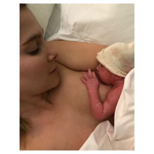 Natalia Sánchez Instagram - Estas son 2 de las fotos más especiales de mi vida…🥹La primera, es de la última vez que le di teta a Lia y a Neo y la segunda, es de la primera vez en mi vida que lo hacía. Nunca las había compartido porque, como veis, no son las “mejores fotos”, pero hoy me hacía mucha ilusión hacerlo.❤️
Después de 4 años, hace unos meses, pusimos fin a esta etapa tan increíble y solo puedo dar gracias.🙏
Comenzar la lactancia con un bebé prematuro, de apenas 2kg, no fue fácil. Lia se cansaba muchísimo, tuvimos que suplementarla porque tenía que ganar peso de forma urgente y, como sabía que una sola gotita de calostro era “oro puro” para la peque, quise intentar suplementarla con mi leche, así que estuve un buen tiempo pegada al sacaleches día y noche. Pero, tras ese primer bache, comenzamos un viaje INCREÍBLE…🤱
A los 16 meses nació Neo, con sus 4’08kg, y comenzó otra gran aventura: ¡la LACTANCIA EN TÁNDEM! Algo que, en mi cabeza, no había existido nunca pero que resultó ser una de las decisiones más acertadas y afortunadas que pude tomar. 
Cuando todo parecía ir sobre ruedas, tuve un bache importante con Neo, que os conté en su momento y que, de nuevo, gracias al sacaleches, mi cabezonería y la ayuda de mi ángel de la lactancia, @albapadibclc , conseguimos superar.🙏
La lactancia no siempre ha sido un camino de rosas, como no lo es la maternidad, ni la vida, en general, pero ha merecido la pena CADA segundo, como lo merece cada segundo de la vida… Creo, de corazón, que las personas no somos “lo que nos pasa” sino “lo que hacemos con lo que nos pasa” y la lactancia me ha enseñado tanto y me ha dado tanto… No solo me ha conectado con mis hijxs, con las mujeres, con la belleza, con mi cuerpo, con mi pareja, con la naturaleza, con el instinto, con la maternidad, sino conmigo misma... Se me llenan los ojos de lágrimas escribiendo esto y es que ¡menudo viaje…! Un viaje que me ha puesto al límite en más de una ocasión y que me ha permitido conocer mi fortaleza y mi debilidad y abrazarlas fuerte para siempre… ¡Gracias a tod@s las personas que me han ayudado, enseñado y apoyado en estos 4 años y gracias a vosotr@s por acompañarme en este viaje!🙏❤️ #SemanaMundialDeLaLactanciaMaterna
