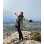 Natalia Sánchez Instagram - Hoy ha sido un día muy especial… 🧗‍♀️🏔He ido a la montaña a escalar por primera vez en mi vida, junto con todo el equipo de la obra de teatro que estoy ensayando : #FitzRoy Porque, en la obra, somos 4 escaladoras profesionales a punto de subir una de las paredes más difíciles del mundo, en la Patagonia, así que nos han llevado a la montaña a aprender un poquito el oficio de escalar y a grabar unas cositas! (Por cosas como esta, AMO mi profesión, porque me permite conocer mil mundos y realidades diferentes). En realidad, de nosotras 4, la única que sabía lo que hacía era @silviabeloficial que, además de ser una actriz como la copa de un pino, es una experta escaladora que nos ha cuidado y aconsejado de maravilla! ¡Gracias, Silvia!🙏😍Y gracias a todo el equipazo que nos ha acompañado y cuidado tantísimo!❤️ Lo cierto es que me ha encantado la experiencia y, aun que ha sido muy cortita, me ha sorprendido mucho ver que, mientras escalaba, no he pensado en nada más que en concentrarme en lo que estaba haciendo y he conseguido desconectar la cabeza por completo, algo que, personalmente, me cuesta bastante…🤦‍♀️ No sé si mañana me podré mover de las agujetas 😂pero, lo cierto es que, ese ratito en contacto con la naturaleza, me ha hecho volver a casa con las pilas cargadas y pensando que “tengo que hacer esto más amenudo”…! Espero que tengáis un comienzo de semana maravilloso!😍💪🙏🍃