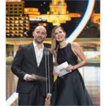 Natalia Sánchez Instagram - Qué emocionante es ver, sentir y escuchar el cariño de la gente… Llevamos 4 meses trabajando sin descanso para hacer que @suenosdelibertadserie esté a la altura de lo que merecéis y ayer, pudimos sentir de primera mano, cuánto os hace VIBRAR y eso… Eso sí que nos llena el alma y hace que cojamos fuerza para seguir remando con todo nuestro corazón. 🥹 Un año más, el Festival de Málaga nos ha cuidado como solo su gran equipo sabe… Como cuida nuestro cine y nuestra ficción: GRACIAS. Gracias a quienes lo hacéis posible y gracias a mis compis, a los que estuvieron y a los que no pudieron estar, pero estaban…❤️ “Sueños” es una GRAN familia… Y, estuvimos, en representación de ella @carolinalapausa , @nanchonovo y mi @alainhernan con quien tuve el honor de entregar premio 🥹❤️ ¡Hasta el próximo año, Málaga! ……………….. GRACIAS al equipazo que sostiene una noche como la de ayer…🙏 👗: @tot_hom 💍: @rabatjewellery @joseherrerastylist 💄: @robertosiguero @beautyexpertlancome ✨: @tandemtalent ❤️: @dypcomunicacion 💫: @atresmediacom @antena3com @atresplayer @diagonaltelevisio @festivalmalaga 🎉: @vanityfair