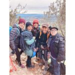 Natalia Sánchez Instagram - Hoy ha sido un día muy especial… 🧗‍♀️🏔He ido a la montaña a escalar por primera vez en mi vida, junto con todo el equipo de la obra de teatro que estoy ensayando : #FitzRoy Porque, en la obra, somos 4 escaladoras profesionales a punto de subir una de las paredes más difíciles del mundo, en la Patagonia, así que nos han llevado a la montaña a aprender un poquito el oficio de escalar y a grabar unas cositas! (Por cosas como esta, AMO mi profesión, porque me permite conocer mil mundos y realidades diferentes). En realidad, de nosotras 4, la única que sabía lo que hacía era @silviabeloficial que, además de ser una actriz como la copa de un pino, es una experta escaladora que nos ha cuidado y aconsejado de maravilla! ¡Gracias, Silvia!🙏😍Y gracias a todo el equipazo que nos ha acompañado y cuidado tantísimo!❤️ Lo cierto es que me ha encantado la experiencia y, aun que ha sido muy cortita, me ha sorprendido mucho ver que, mientras escalaba, no he pensado en nada más que en concentrarme en lo que estaba haciendo y he conseguido desconectar la cabeza por completo, algo que, personalmente, me cuesta bastante…🤦‍♀️ No sé si mañana me podré mover de las agujetas 😂pero, lo cierto es que, ese ratito en contacto con la naturaleza, me ha hecho volver a casa con las pilas cargadas y pensando que “tengo que hacer esto más amenudo”…! Espero que tengáis un comienzo de semana maravilloso!😍💪🙏🍃