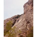 Natalia Sánchez Instagram - Hoy ha sido un día muy especial… 🧗‍♀️🏔He ido a la montaña a escalar por primera vez en mi vida, junto con todo el equipo de la obra de teatro que estoy ensayando : #FitzRoy Porque, en la obra, somos 4 escaladoras profesionales a punto de subir una de las paredes más difíciles del mundo, en la Patagonia, así que nos han llevado a la montaña a aprender un poquito el oficio de escalar y a grabar unas cositas! (Por cosas como esta, AMO mi profesión, porque me permite conocer mil mundos y realidades diferentes). En realidad, de nosotras 4, la única que sabía lo que hacía era @silviabeloficial que, además de ser una actriz como la copa de un pino, es una experta escaladora que nos ha cuidado y aconsejado de maravilla! ¡Gracias, Silvia!🙏😍Y gracias a todo el equipazo que nos ha acompañado y cuidado tantísimo!❤️ Lo cierto es que me ha encantado la experiencia y, aun que ha sido muy cortita, me ha sorprendido mucho ver que, mientras escalaba, no he pensado en nada más que en concentrarme en lo que estaba haciendo y he conseguido desconectar la cabeza por completo, algo que, personalmente, me cuesta bastante…🤦‍♀️ No sé si mañana me podré mover de las agujetas 😂pero, lo cierto es que, ese ratito en contacto con la naturaleza, me ha hecho volver a casa con las pilas cargadas y pensando que “tengo que hacer esto más amenudo”…! Espero que tengáis un comienzo de semana maravilloso!😍💪🙏🍃