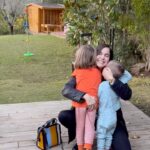Natalia Sánchez Instagram - Tres semanas después…¡vuelvo a casa!🥹 No os podéis imaginar lo que he ansiado este momento… Han sido 3 semanas de trabajo intenso, de retos personales y profesionales(mi primera peli 100% en inglés y en una producción americana 😍🙏) y donde he podido conocer personas que me llevo conmigo para siempre, entre ellos, un equipo técnico MARAVILLOSO y @thebillybaldwin , uno de los mejores actores con los que he podido trabajar (pero mejor compañero y mejor persona); Thank you, Billy…❤️ Hemos terminado esta primera etapa de rodaje, pero todavía nos queda otra fase en Albania y en Nueva York en 2023 para la que no puedo esperar!🇺🇸🗽🇦🇱Hasta entonces, estaré inmersa, desde hoy, en una obra de teatro MARAVILLOSA de Jordi Galcerán, dirigida por el gran Sergi Belbel y que tengo la suerte de protagonizar con 3 mujeres increíbles que ya os presentaré como merecen…¿Qué más puedo pedir? Encima, en casa, tengo al mejor compañero de viaje del mundo, @marc_clotet , quien se ha encargado de que todo siguiera funcionando a la perfección en mi ausencia y ha llenado mi hueco con todo el amor del mundo. No ha sido fácil; ni para él, ni para los peques, ni para mi y, por supuesto, ha habido momentos para todo. Muchas lágrimas, muchas horas de videollamadas, y un sin fin de vídeos grabados en los descansos del rodaje o a altas horas de la noche contándoles cuentos a los peques, historias, canciones y “shows” de todo tipo, para hacer mi ausencia más amena y para que no se olvidaran de mi…(ya sabéis que soy muy dramática…🤦‍♀️🤷‍♀️) ¡Os iré contando cómo va esta nueva aventura y las que están por venir, que son muchas! Una vez más, a tod@s l@s que me leéis: gracias por acompañarme en este viaje… Me habéis ayudado a sentirme más cerca de casa…❤️🙏🥹