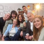 Natalia Sánchez Instagram – ¿Os suenan estas caras…? ❤️Pues sí… Somos nosotros, nada más y nada menos que 20 años después…Y el momento del reencuentro, que se produjo hace unas semanas gracias a la grabación del videoclip de @frnperea y @lalias3 , fue inexplicable… Tantas emociones, recuerdos, risas, lágrimas… (Si lo queréis ver… seguid leyendo porque merece muchísimo la pena…)
Esta foto puede parecer un simple selfie pero hay tanto detrás… tanto que quiero, tanto vivido, tanto de lo que soy hoy… y, en parte gracias a estas 6 personas maravillosas que me acompañaron durante una etapa importantísima de mi vida. Por eso, todas ellas, (y muchas más que no están en esta foto ☝️) van a tener un lugar muy especial en mi corazón para el resto de mi vida… El motivo del reencuentro fue la grabación del videoclip de la canción “Uno más uno son 7”, que han reeditado Fran y Víctor y que vais a poder ver HOY, en PRIMICIA y en EXCLUSIVA [a las 00:00h] en el canal de YouTube de @frnperea !!!😍🙆‍♀️🎉 En él vais a poder vernos juntos 20 años después y escuchar esta canción que os hará, como mínimo, viajar en el tiempo…Este es el único reencuentro que vais a poder ver de la familia Serrano y ha sido posible gracias a @frnperea y @lalias3, dos seres maravillosos que tienen un álbum entre manos, llamado “Uno más uno son 20”, y que estará formado por muchas de las canciones que Fran sacó hace 20 años (y que seguro, en algún momento de vuestras vidas, os marcaron, como lo hicieron conmigo), pero esta vez reeditadas con colaboraciones de cantantes y grupos INCREÍBLES… Es un álbum que rebosa talento y alma(como lo hacen ellos) y que os va a tocar en lo más profundo de vuestros corazones.. Y, encima, van a hacer gira por España así que… ¡estad atent@s!❤️😍🙏 ¡Recordad! Hoy, a las 00:00h, en el canal de YouTube de @frnperea ! Que disfrutéis del viaje y feliz jueves!❤️🙏
PD: Gracias Víctor y Fran por ser como sois y por hacerlo posible… Y a todas las personas y nuevas generaciones que seguís vibrando con Los Serrano 20 años después: ¡GRACIAS!❤️