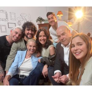 Natalia Sánchez Instagram - ¿Os suenan estas caras…? ❤️Pues sí… Somos nosotros, nada más y nada menos que 20 años después…Y el momento del reencuentro, que se produjo hace unas semanas gracias a la grabación del videoclip de @frnperea y @lalias3 , fue inexplicable… Tantas emociones, recuerdos, risas, lágrimas... (Si lo queréis ver… seguid leyendo porque merece muchísimo la pena…)
Esta foto puede parecer un simple selfie pero hay tanto detrás… tanto que quiero, tanto vivido, tanto de lo que soy hoy… y, en parte gracias a estas 6 personas maravillosas que me acompañaron durante una etapa importantísima de mi vida. Por eso, todas ellas, (y muchas más que no están en esta foto ☝️) van a tener un lugar muy especial en mi corazón para el resto de mi vida… El motivo del reencuentro fue la grabación del videoclip de la canción “Uno más uno son 7”, que han reeditado Fran y Víctor y que vais a poder ver HOY, en PRIMICIA y en EXCLUSIVA [a las 00:00h] en el canal de YouTube de @frnperea !!!😍🙆‍♀️🎉 En él vais a poder vernos juntos 20 años después y escuchar esta canción que os hará, como mínimo, viajar en el tiempo…Este es el único reencuentro que vais a poder ver de la familia Serrano y ha sido posible gracias a @frnperea y @lalias3, dos seres maravillosos que tienen un álbum entre manos, llamado “Uno más uno son 20”, y que estará formado por muchas de las canciones que Fran sacó hace 20 años (y que seguro, en algún momento de vuestras vidas, os marcaron, como lo hicieron conmigo), pero esta vez reeditadas con colaboraciones de cantantes y grupos INCREÍBLES… Es un álbum que rebosa talento y alma(como lo hacen ellos) y que os va a tocar en lo más profundo de vuestros corazones.. Y, encima, van a hacer gira por España así que… ¡estad atent@s!❤️😍🙏 ¡Recordad! Hoy, a las 00:00h, en el canal de YouTube de @frnperea ! Que disfrutéis del viaje y feliz jueves!❤️🙏
PD: Gracias Víctor y Fran por ser como sois y por hacerlo posible… Y a todas las personas y nuevas generaciones que seguís vibrando con Los Serrano 20 años después: ¡GRACIAS!❤️