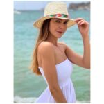 Natalia Sánchez Instagram - 30 horas en el paraíso que han dado para mucho…🩵 Han tenido que pasar 4 años y medio para que @marc_clotet y yo hayamos dejado a los peques con los abuelos en otra ciudad y hayamos cogido un avión SOLOS, sin cochecitos, maletas, pañales, muñecos, mantitas y el laaaargo etcétera que supone viajar con los peques…😅🤦‍♀️Y, aun que solo han sido 30 horas, hemos disfrutado de cada minuto como hacía tiempo… 🙏 Gracias, Rodo, por haber sido “la excusa perfecta” para que hayamos podido bailar, compartir, reír, pasear, bañarnos, brindar y celebrar la vida…❤️¡Qué gran suerte la nuestra! PD: Quridxs abuelxs… ¡amenazamos con repetir pronto…!☝️😏