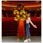 Natalia Sánchez Instagram – 33 AÑAZOS… A ver si consigo escribir esto sin llorar, que hoy tengo el día sensible…🤦‍♀️Hace años entendí, y fue bastante liberador, que las personas no somos sólo lo que nos pasa, si no “LO QUE HACEMOS con lo que nos pasa” y es eso, precisamente, lo que me ha traído hoy hasta aquí… A estos increíbles 33 años por los que sólo puedo dar gracias. La vida no siempre es fácil, doy gran fe de ello, pero eso no quiere decir que sea algo necesariamente negativo al 100%. Como bien decían los Monty Python: 🎶”Always look at the bright side of life”🎶 o, como diría mi abuela, “que miremos siempre el lado positivo de la vida”, vamos…☺️ He llegado hasta aquí gracias a equivocarme, a experimentar, a aprender de mis errores, a mi vulnerabilidad, a mi resiliencia, a mis decisiones, a caer, a levantarme, a ganar, a perder, a reír, a llorar… Lo que he hecho con todo lo que me ha pasado en mi vida, me ha traído hasta aquí, hasta la Nata que soy hoy, con 33, con una buena salud, no sólo física, también mental y emocional (eso sí, no por arte de magia!☝️Si no porque llevo trabajando en ellas más de 20 años y no dejaré de hacerlo nunca ☝️😊), con un millón de vivencias, con personas maravillosas con quienes poder compartirlas, un compañero de viaje que no deja de darme la mano, una familia(elegida y sanguínea) que iluminan mi camino, y ENCIMA, trabajando en lo que más me gusta en el mundo(que por cierto, el otro día descubrí que tengo 27 años cotizados en la Seguridad Social!🙆‍♀️¿Qué os parece?😂 y, aun así, JURO que no me quiero jubilar nunca!) Os lo digo en serio, sueño con tener 90 y seguir haciendo lo que hago hoy en día, quizás un poco más despacito, puede ser, pero igual de ilusionada y con las mismas ganas de aprender… Os prometo que, aun que la vida no siempre es fácil, solo puedo dar gracias al Universo por todo lo que me da. Para mi eso es la felicidad… Disfutar de esas pequeñas cosas, de esos pequeños momentos y de esos pequeños pasos que me van llevando hacia donde quiero llegar…
Y, si, he acabado llorando porque, como os he dicho, tengo el día sensible y eso, amig@s, también está bien…GRACIAS, de ❤️ por acompañarme en este camino!🙏y #FelizDíaInternacionalDelTeatro 🎭