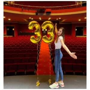 Natalia Sánchez Instagram - 33 AÑAZOS… A ver si consigo escribir esto sin llorar, que hoy tengo el día sensible…🤦‍♀️Hace años entendí, y fue bastante liberador, que las personas no somos sólo lo que nos pasa, si no “LO QUE HACEMOS con lo que nos pasa” y es eso, precisamente, lo que me ha traído hoy hasta aquí… A estos increíbles 33 años por los que sólo puedo dar gracias. La vida no siempre es fácil, doy gran fe de ello, pero eso no quiere decir que sea algo necesariamente negativo al 100%. Como bien decían los Monty Python: 🎶”Always look at the bright side of life”🎶 o, como diría mi abuela, “que miremos siempre el lado positivo de la vida”, vamos…☺️ He llegado hasta aquí gracias a equivocarme, a experimentar, a aprender de mis errores, a mi vulnerabilidad, a mi resiliencia, a mis decisiones, a caer, a levantarme, a ganar, a perder, a reír, a llorar… Lo que he hecho con todo lo que me ha pasado en mi vida, me ha traído hasta aquí, hasta la Nata que soy hoy, con 33, con una buena salud, no sólo física, también mental y emocional (eso sí, no por arte de magia!☝️Si no porque llevo trabajando en ellas más de 20 años y no dejaré de hacerlo nunca ☝️😊), con un millón de vivencias, con personas maravillosas con quienes poder compartirlas, un compañero de viaje que no deja de darme la mano, una familia(elegida y sanguínea) que iluminan mi camino, y ENCIMA, trabajando en lo que más me gusta en el mundo(que por cierto, el otro día descubrí que tengo 27 años cotizados en la Seguridad Social!🙆‍♀️¿Qué os parece?😂 y, aun así, JURO que no me quiero jubilar nunca!) Os lo digo en serio, sueño con tener 90 y seguir haciendo lo que hago hoy en día, quizás un poco más despacito, puede ser, pero igual de ilusionada y con las mismas ganas de aprender… Os prometo que, aun que la vida no siempre es fácil, solo puedo dar gracias al Universo por todo lo que me da. Para mi eso es la felicidad… Disfutar de esas pequeñas cosas, de esos pequeños momentos y de esos pequeños pasos que me van llevando hacia donde quiero llegar…
Y, si, he acabado llorando porque, como os he dicho, tengo el día sensible y eso, amig@s, también está bien…GRACIAS, de ❤️ por acompañarme en este camino!🙏y #FelizDíaInternacionalDelTeatro 🎭