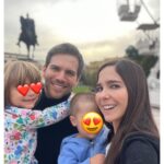 Natalia Sánchez Instagram - Después de 11 días separados… ¡Llegó el día! 🥹 Sé que puede sonar exagerado pero, no sabéis lo que he pensado (y hasta soñado) con que llegará el momento de achucharlos, de dormir con ellos, de olerlos… Han sido 11 días intensos donde, por un lado se me han pasado volando, porque estoy disfrutando del rodaje como una enana, pero cada vez que hablaba por videollamada con los peques, Neo se iba corriendo a la puerta para ver si volvía mamá y ambos acababan llorando la mayoría de las veces, suplicándome que volviera a casa… 💔Marc me juraba que antes y después de las llamadas, estaban felices pero, claro… yo me quedaba con el corazón roto… El viernes Marc cogió el avión con los peques y, después de 5h eternas de retraso, y 2h y media de vuelo, aterrizaron en Tirana, ¡donde yo les esperaba nerviosa y entusiasmada a partes iguales! Teníamos muchos planes para el fin de semana pero al final ha sido un fin de semana más de mimos que de turismo…Era lo que nos pedía el cuerpo 🤷‍♀️☺️ Ya han vuelto a España y, aun que la despedida ha sido durísima y a mi todavía me queda una semana de rodaje en Albania, me han cargado de energía, besos y achuchones para que se me haga más llevadera…❤️Creo que tengo la familia más increíble del mundo…🥹❤️🙏 PD: Una vez más, gracias @marc_clotet por ser el mejor compañero de viaje que jamás hubiera podido imaginar… Ya te echo de menos 🥹