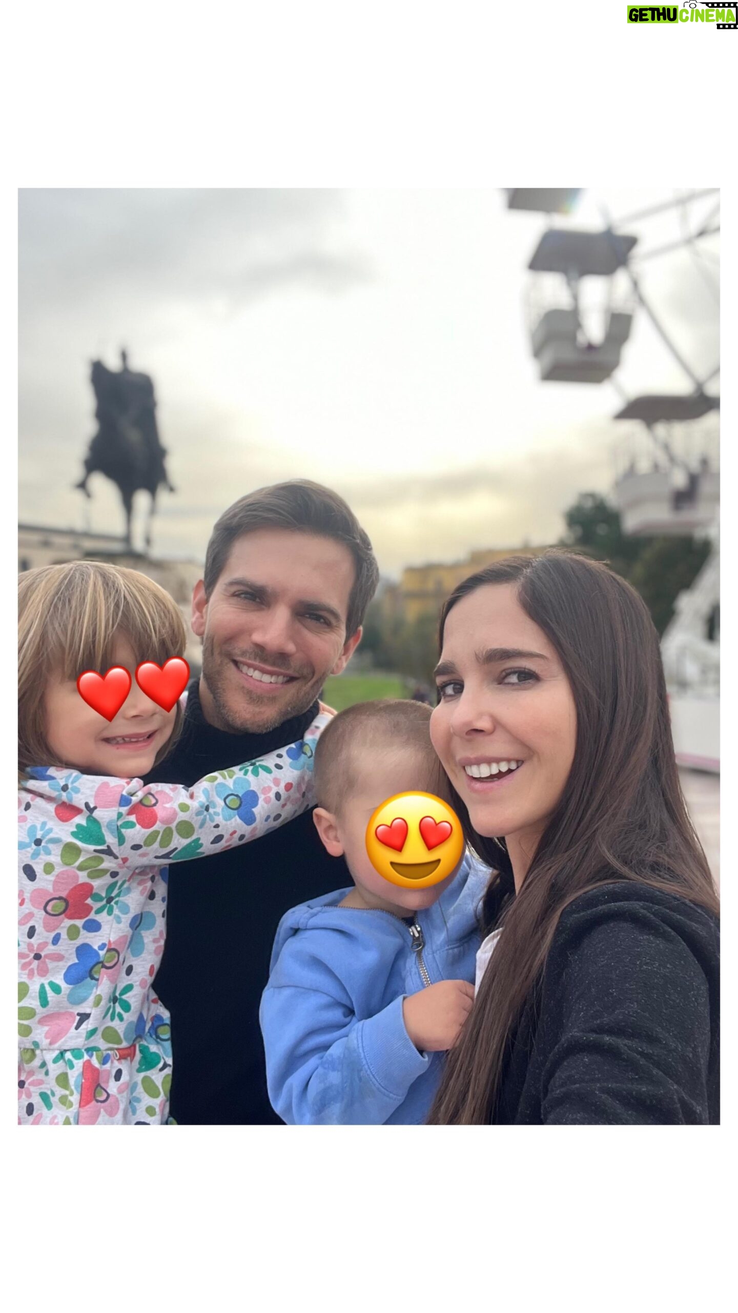 Natalia Sánchez - 47.3K Likes - Después de 11 días separados… ¡Llegó el día! 🥹 Sé que puede sonar exagerado pero, no sabéis lo que he pensado (y hasta soñado) con que llegará el momento de achucharlos, de dormir con ellos, de olerlos… Han sido 11 días intensos donde, por un lado se me han pasado volando, porque estoy disfrutando del rodaje como una enana, pero cada vez que hablaba por videollamada con los peques, Neo se iba corriendo a la puerta para ver si volvía mamá y ambos acababan llorando la mayoría de las veces, suplicándome que volviera a casa… 💔Marc me juraba que antes y después de las llamadas, estaban felices pero, claro… yo me quedaba con el corazón roto… El viernes Marc cogió el avión con los peques y, después de 5h eternas de retraso, y 2h y media de vuelo, aterrizaron en Tirana, ¡donde yo les esperaba nerviosa y entusiasmada a partes iguales! Teníamos muchos planes para el fin de semana pero al final ha sido un fin de semana más de mimos que de turismo…Era lo que nos pedía el cuerpo 🤷♀️☺️ Ya han vuelto a España y, aun que la despedida ha sido durísima y a mi todavía me queda una semana de rodaje en Albania, me han cargado de energía, besos y achuchones para que se me haga más llevadera…❤️Creo que tengo la familia más increíble del mundo…🥹❤️🙏
PD: Una vez más, gracias @marc_clotet por ser el mejor compañero de viaje que jamás hubiera podido imaginar… Ya te echo de menos 🥹